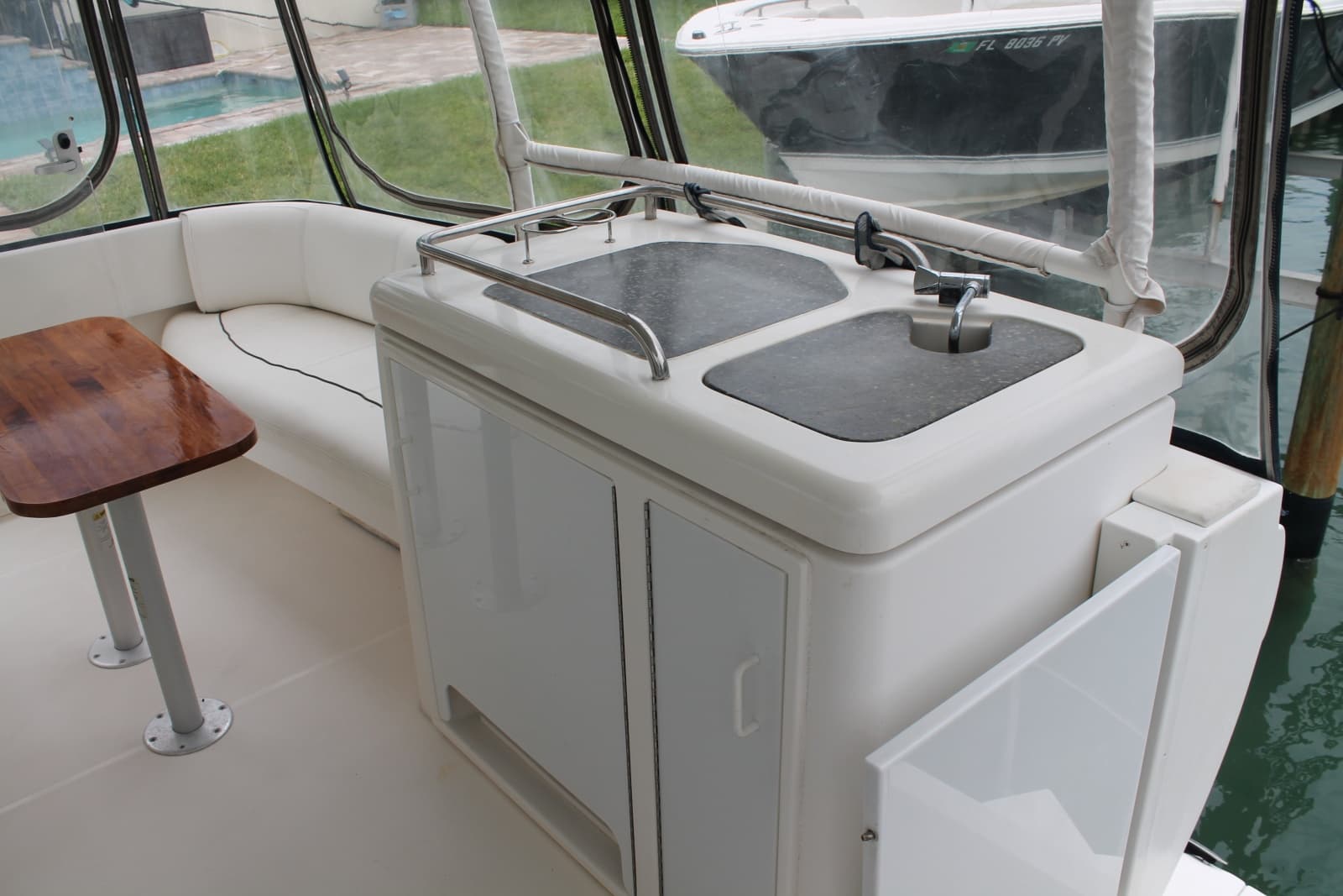 2007 Cruisers Yachts  - Photo 6