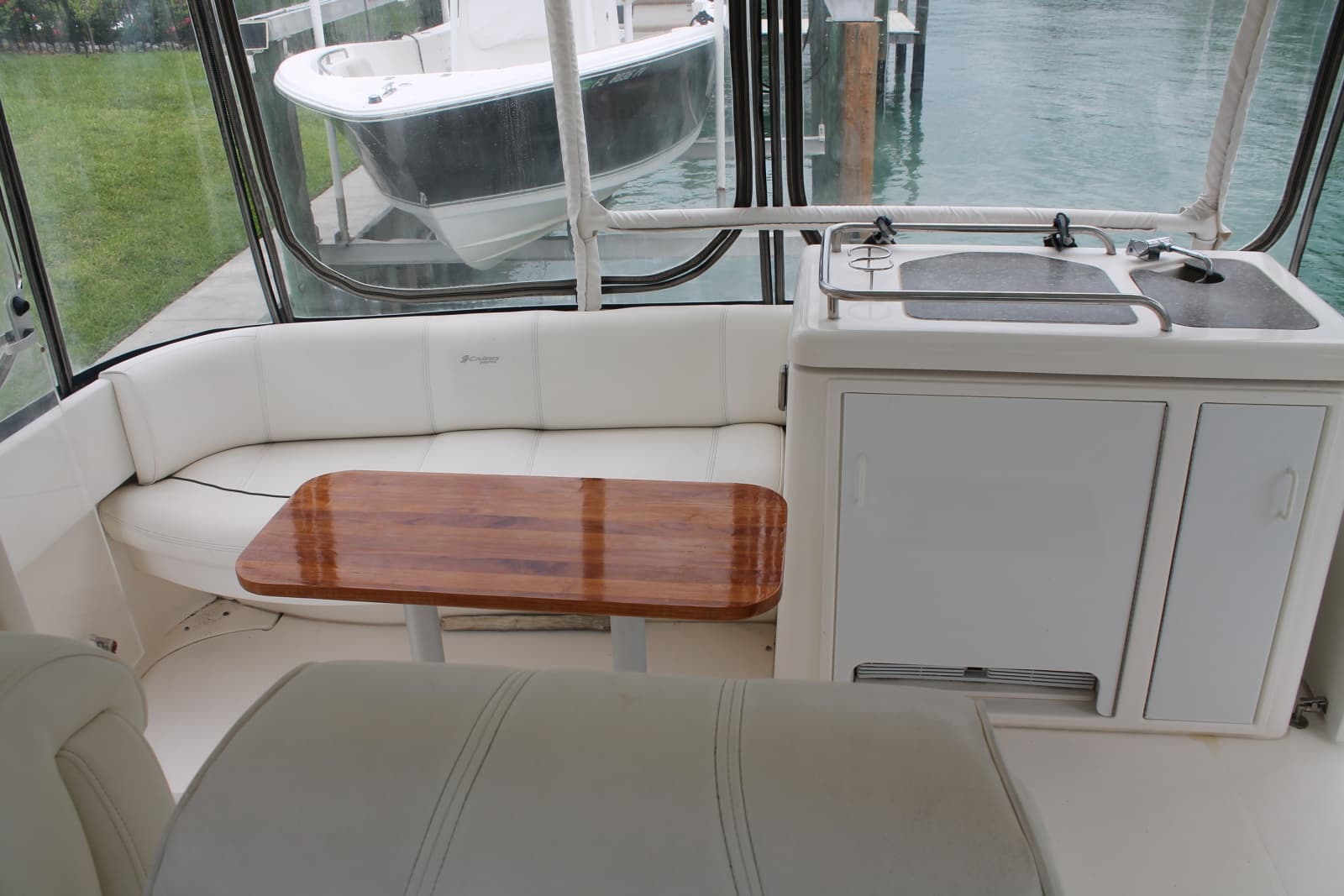 2007 Cruisers Yachts  - Photo 9