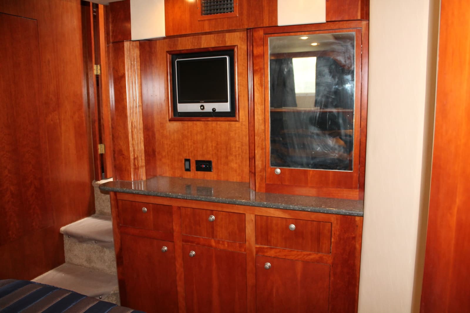 2007 Cruisers Yachts  - Photo 23