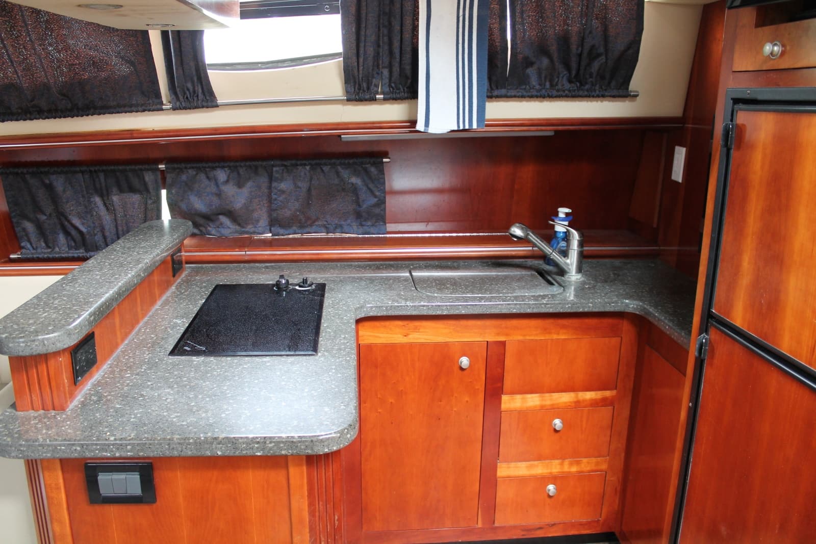 2007 Cruisers Yachts  - Photo 18