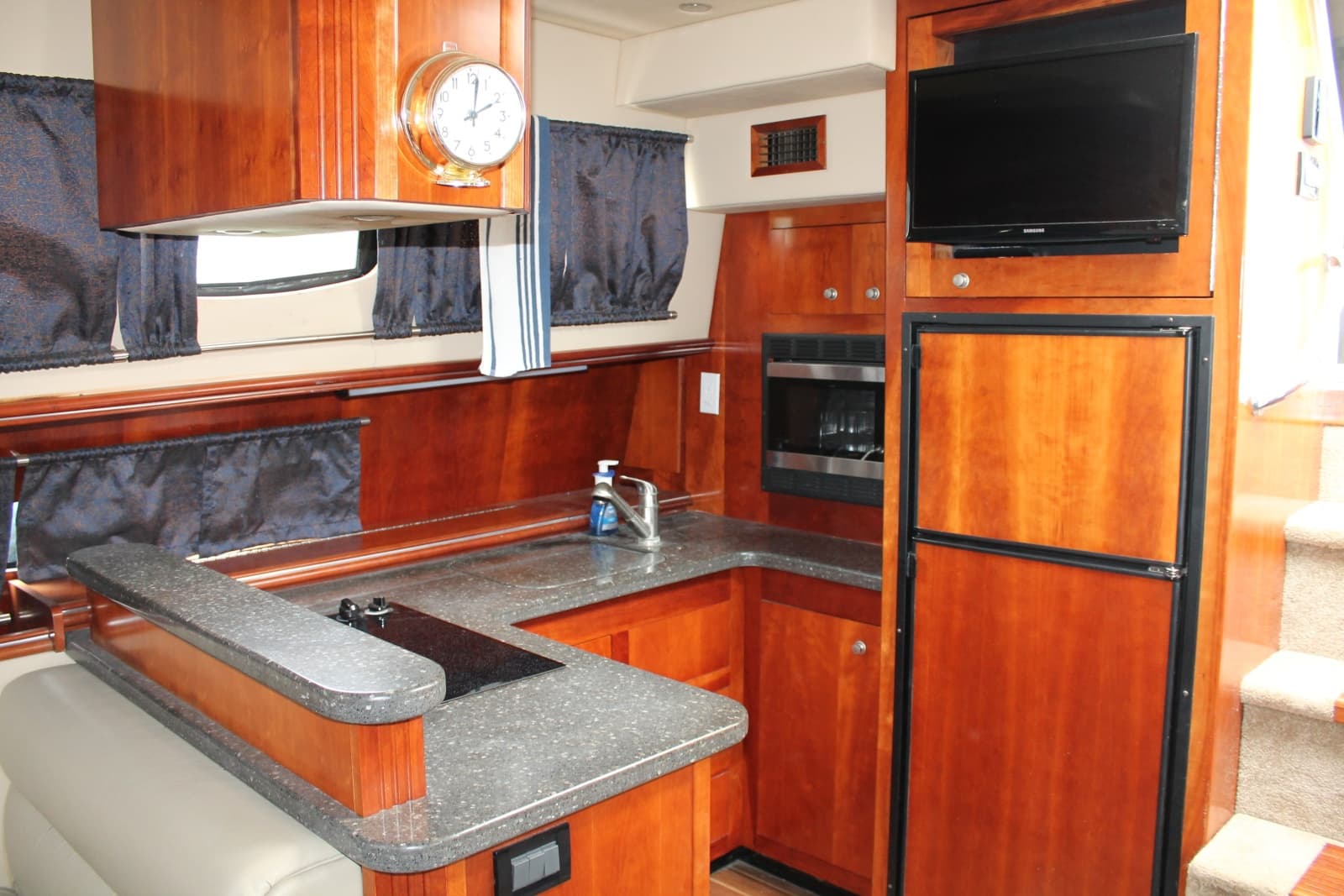 2007 Cruisers Yachts  - Photo 16