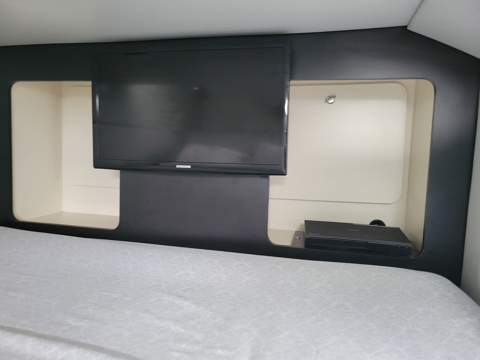 2019 Formula 350 Crossover Bowrider - Photo 37