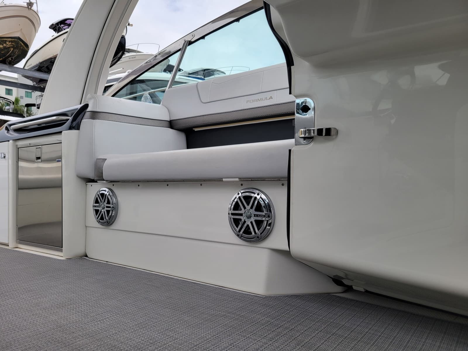 2019 Formula 350 Crossover Bowrider - Photo 45