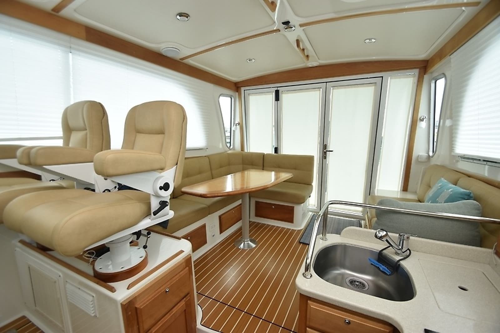 2009 Back Cove 37 - Photo 6