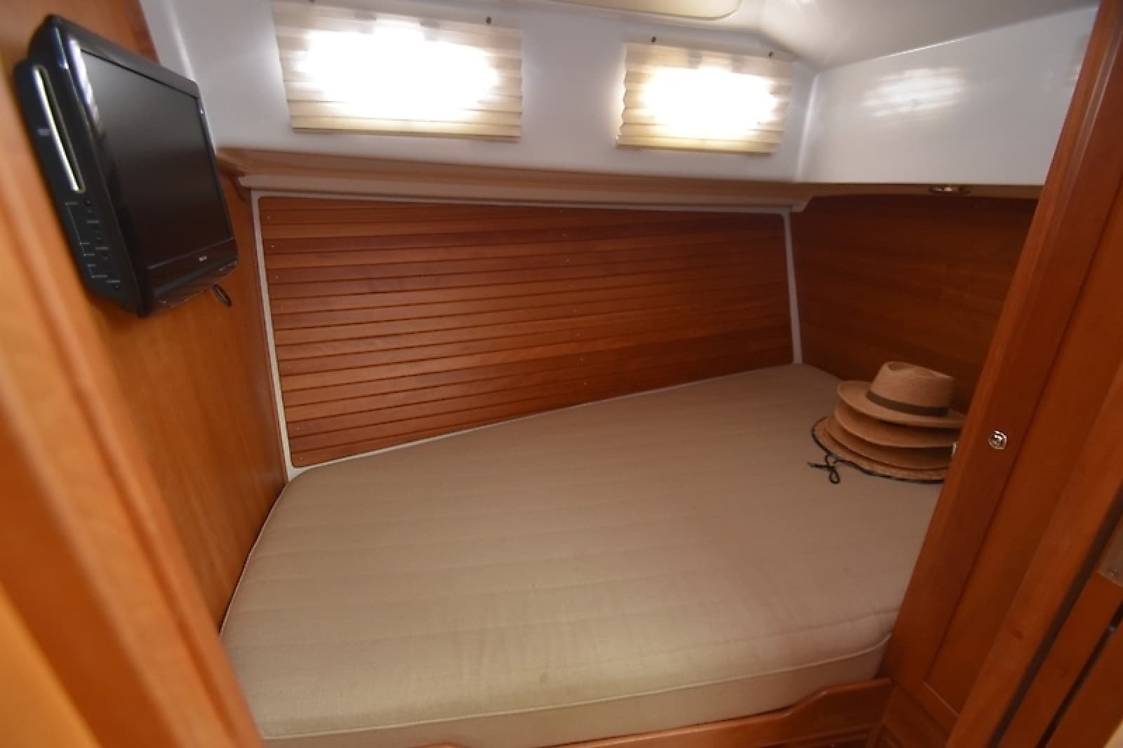 2009 Back Cove 37 - Photo 8
