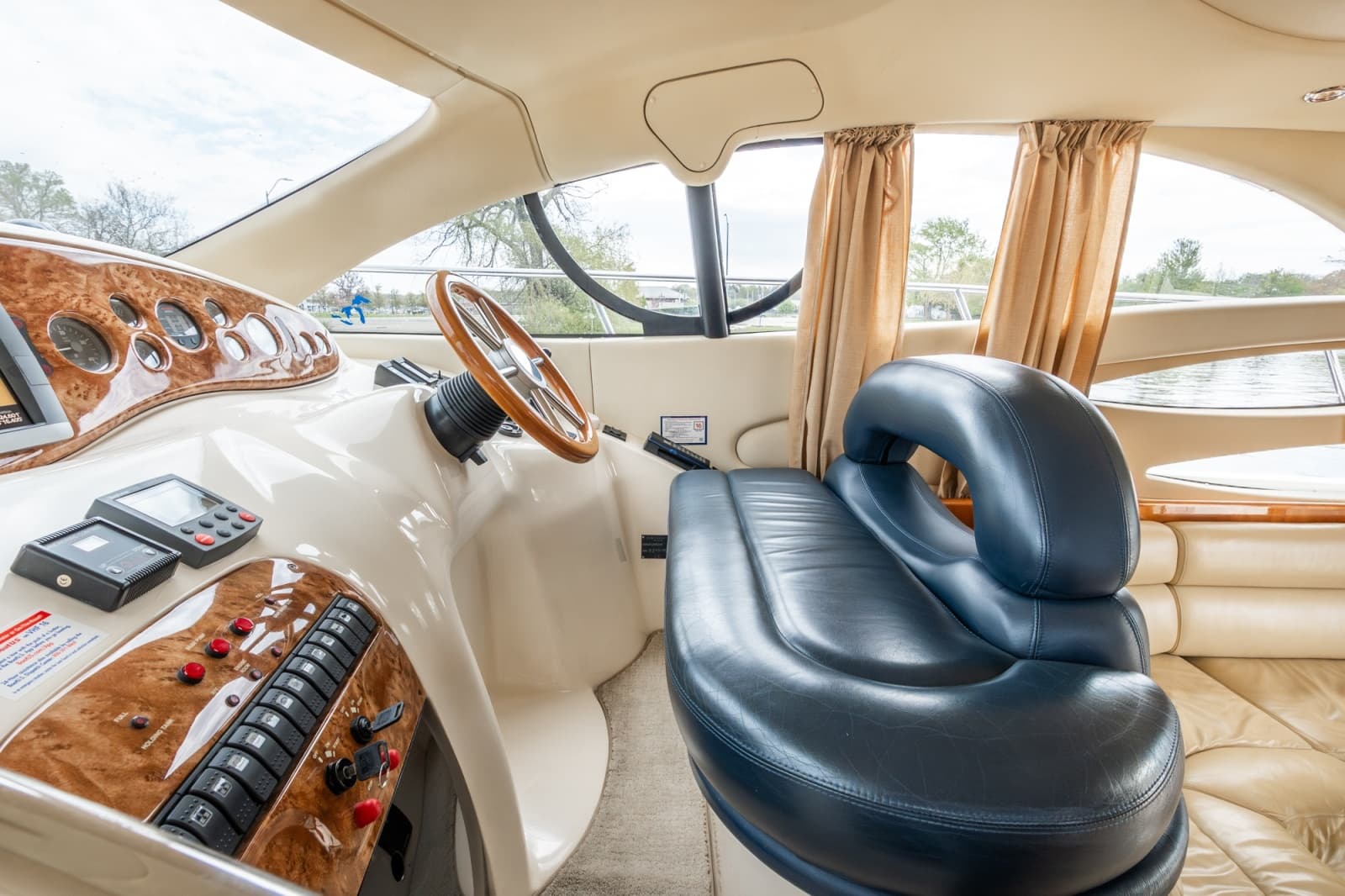 2004 Azimut 39 Flybridge - Photo 12