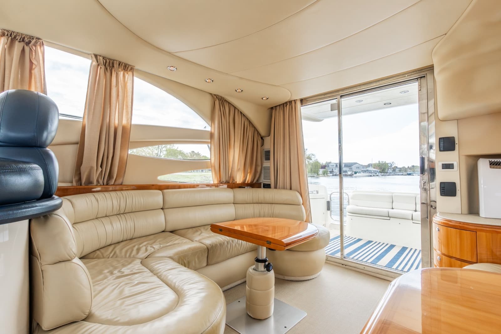 2004 Azimut 39 Flybridge - Photo 16
