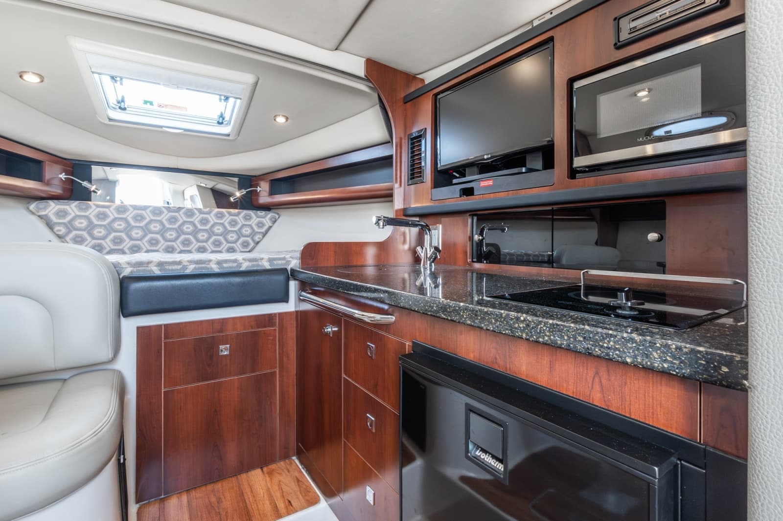 2016 Chaparral 290 Signature - Photo 34
