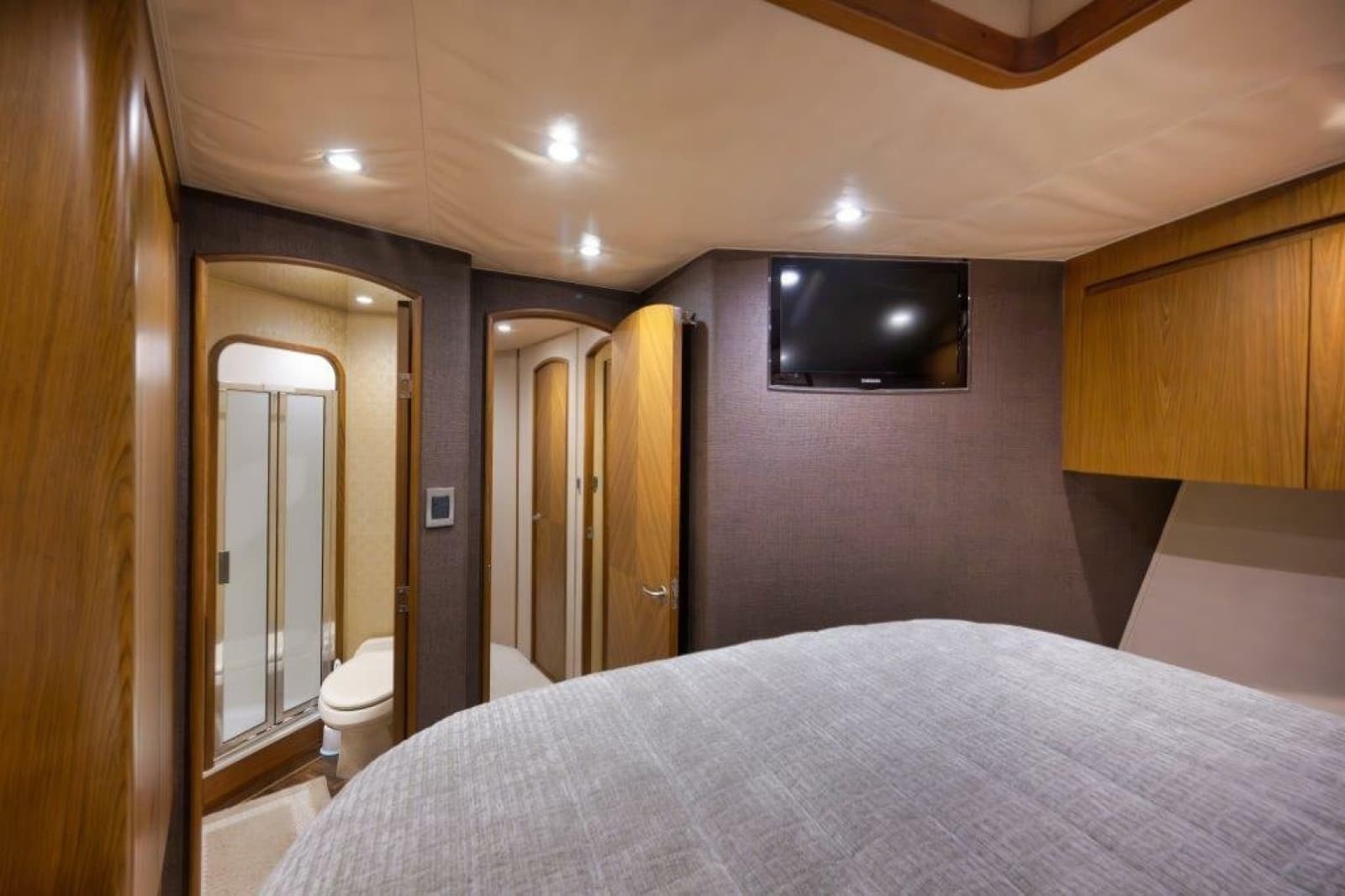 2011 Viking 70 Convertible - Photo 20