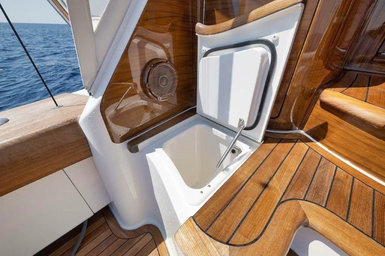 2011 Viking 70 Convertible - Photo 44