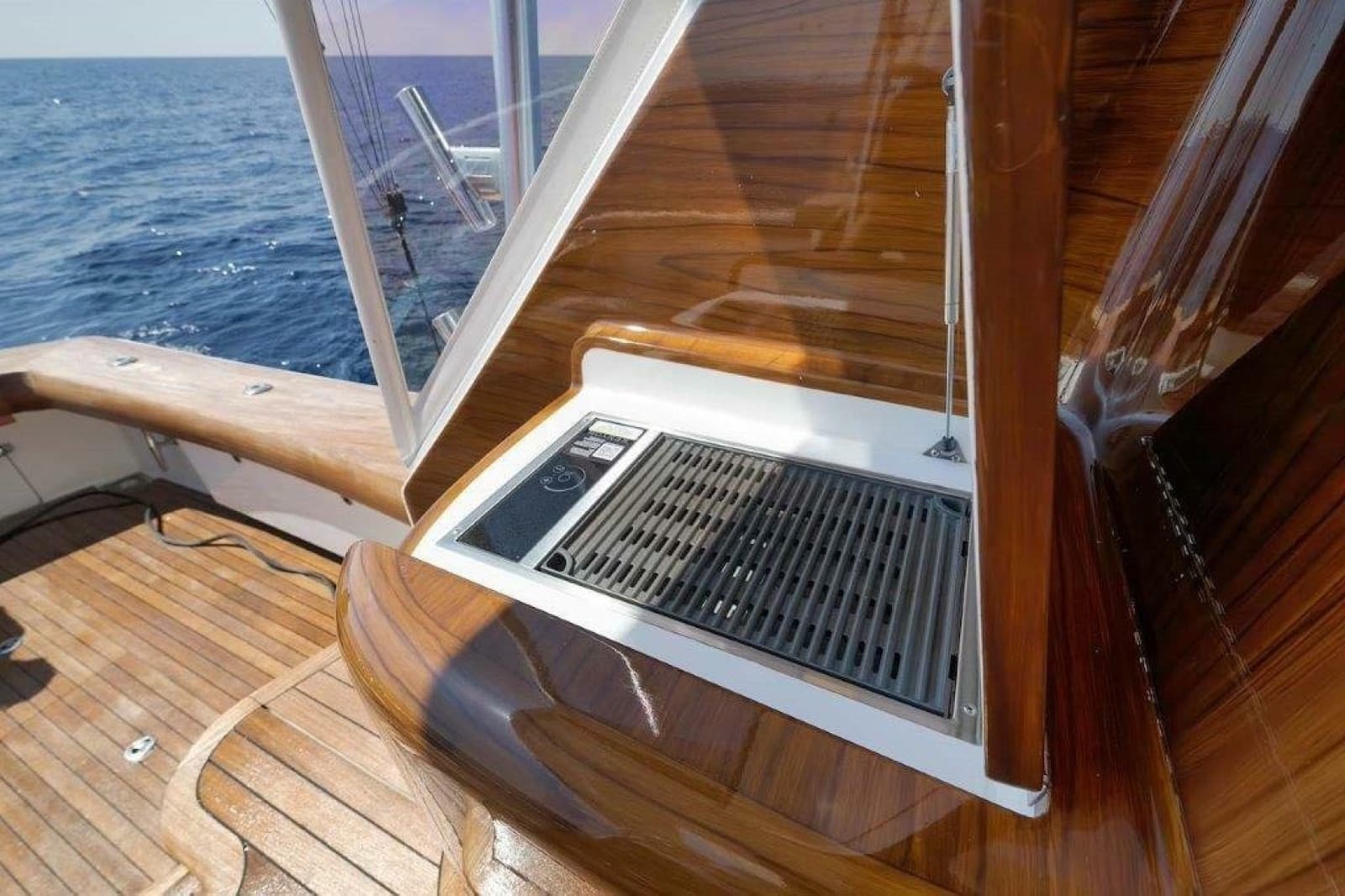 2011 Viking 70 Convertible - Photo 46