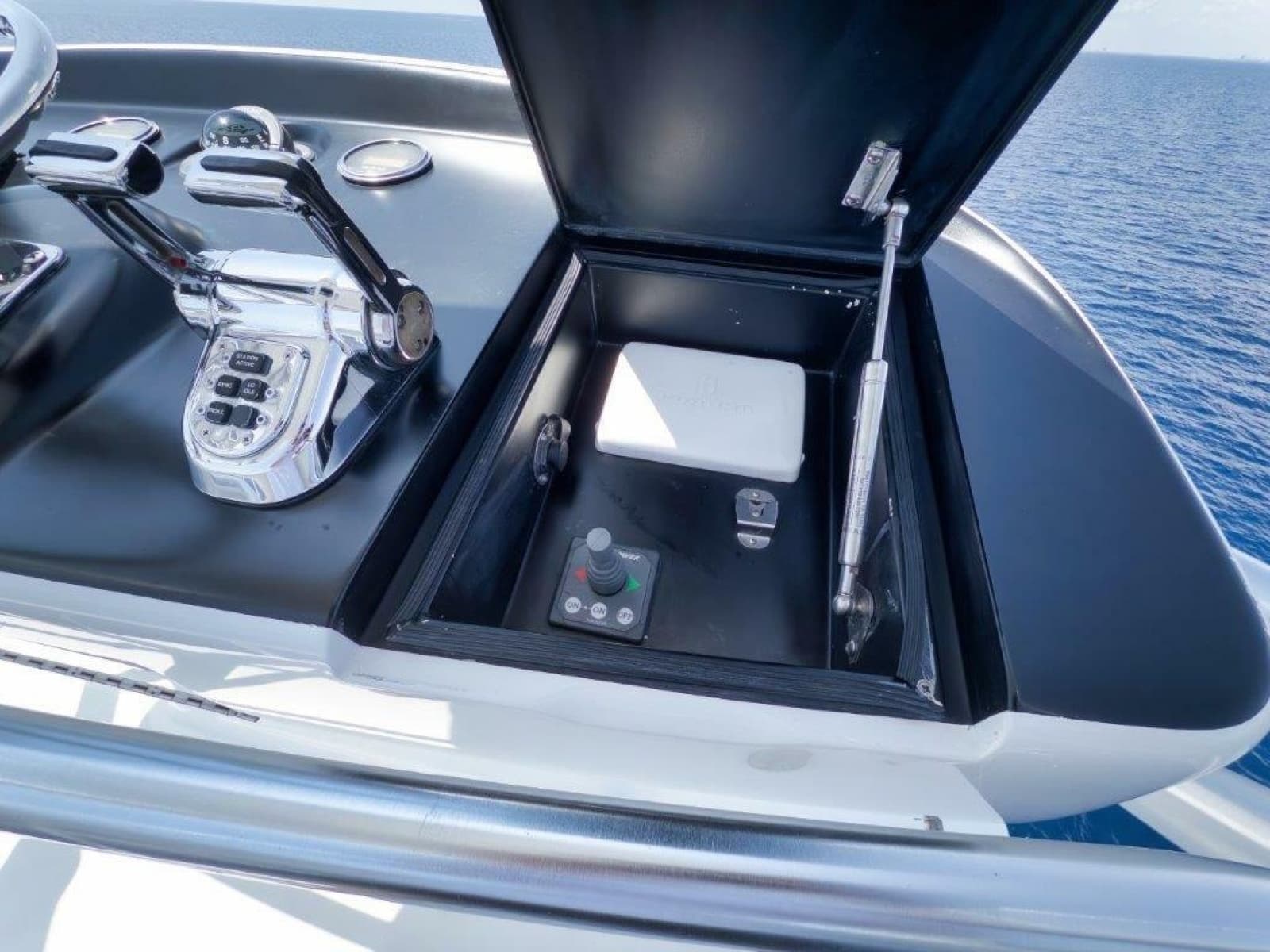 2011 Viking 70 Convertible - Photo 36