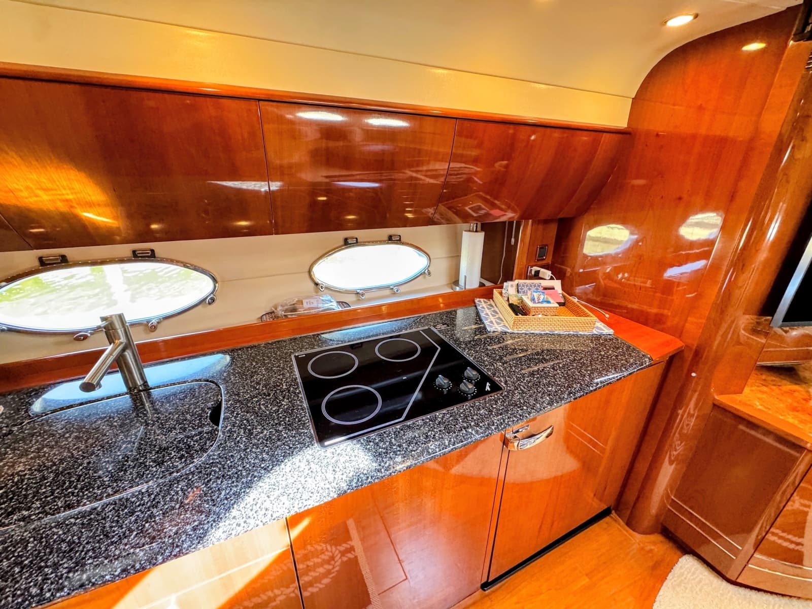 2004 Viking Princess V58 - Photo 35