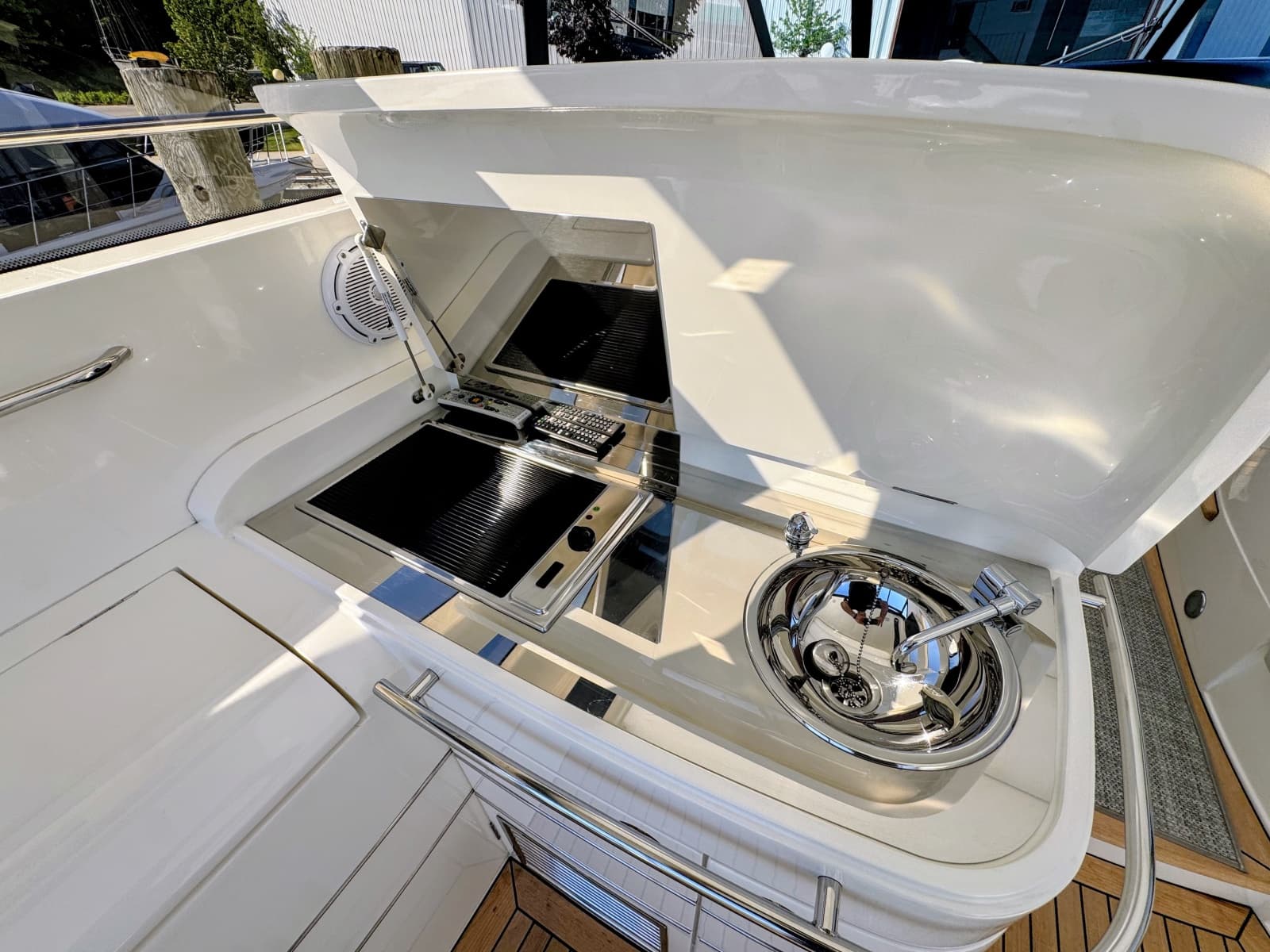 2004 Viking Princess V58 - Photo 23