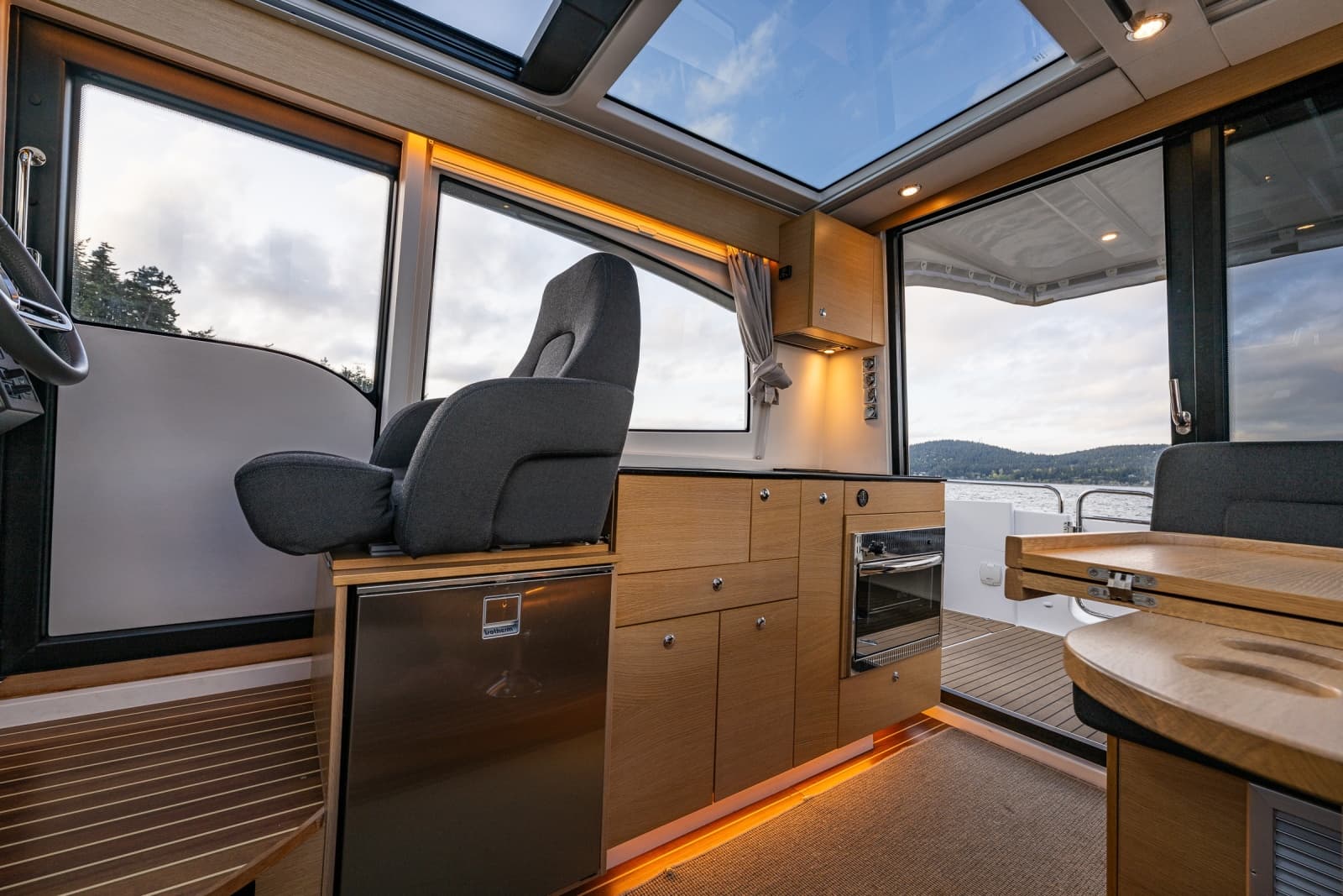 2022 Nimbus 365 Coupe - Photo 12
