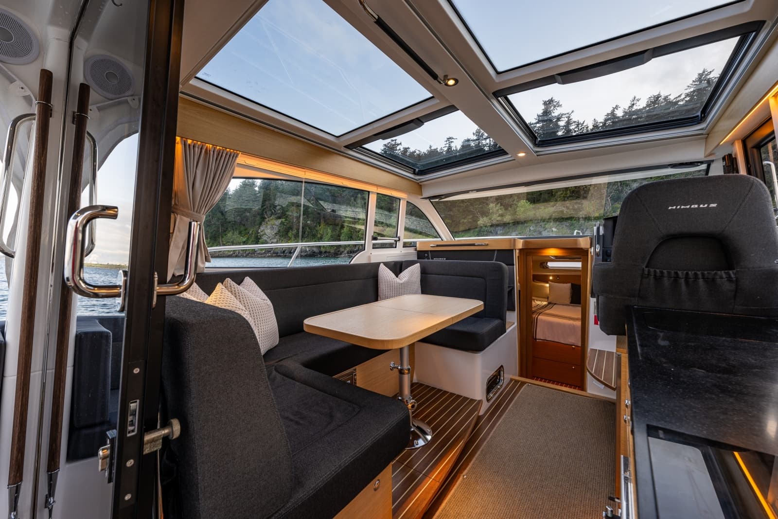 2022 Nimbus 365 Coupe - Photo 7