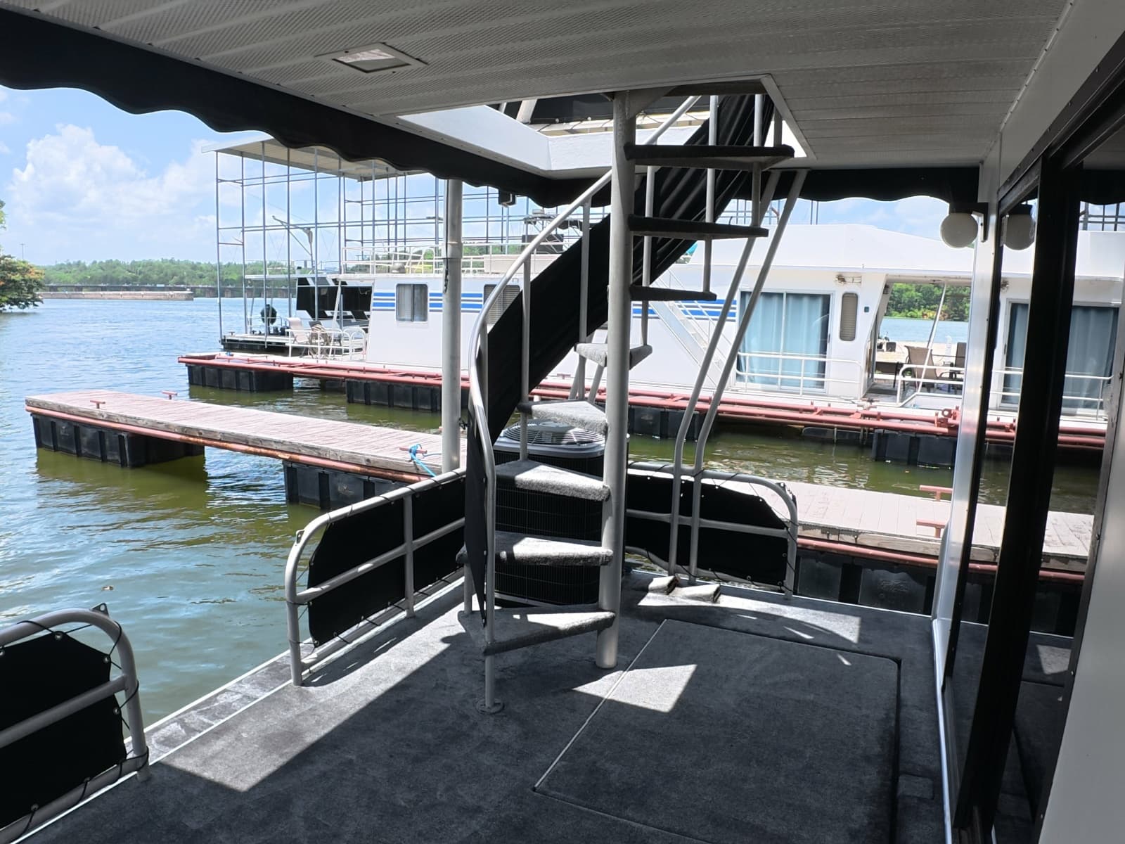1996 Lakeview 14x56 houseboat - Photo 38