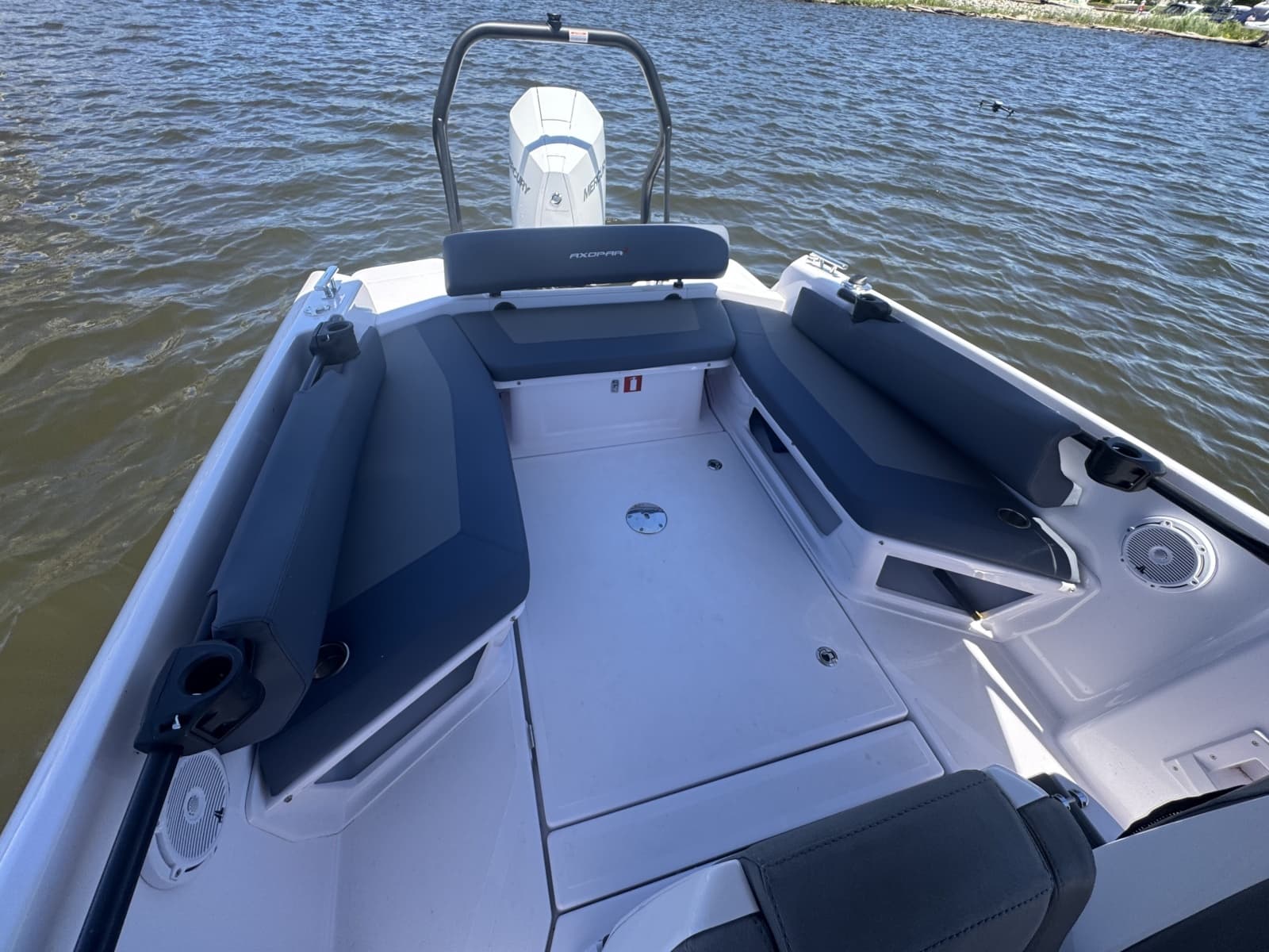 2023 Axopar 25 Cross Top - Photo 2
