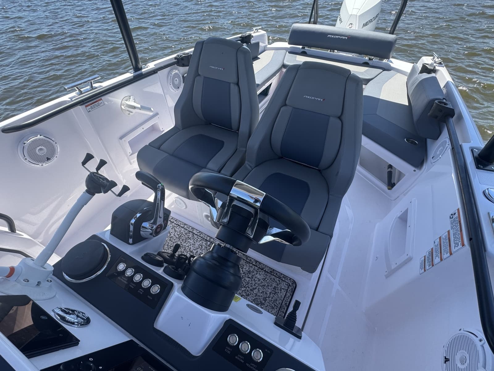 2023 Axopar 25 Cross Top - Photo 12