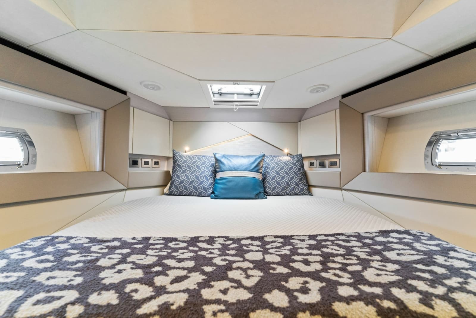 2022 Pershing 7X - Photo 38