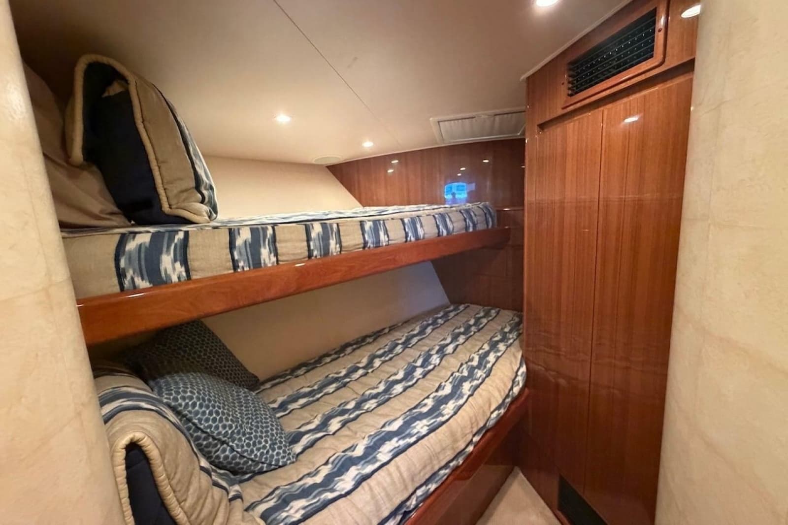 2012 Viking 50 Convertible - Photo 32