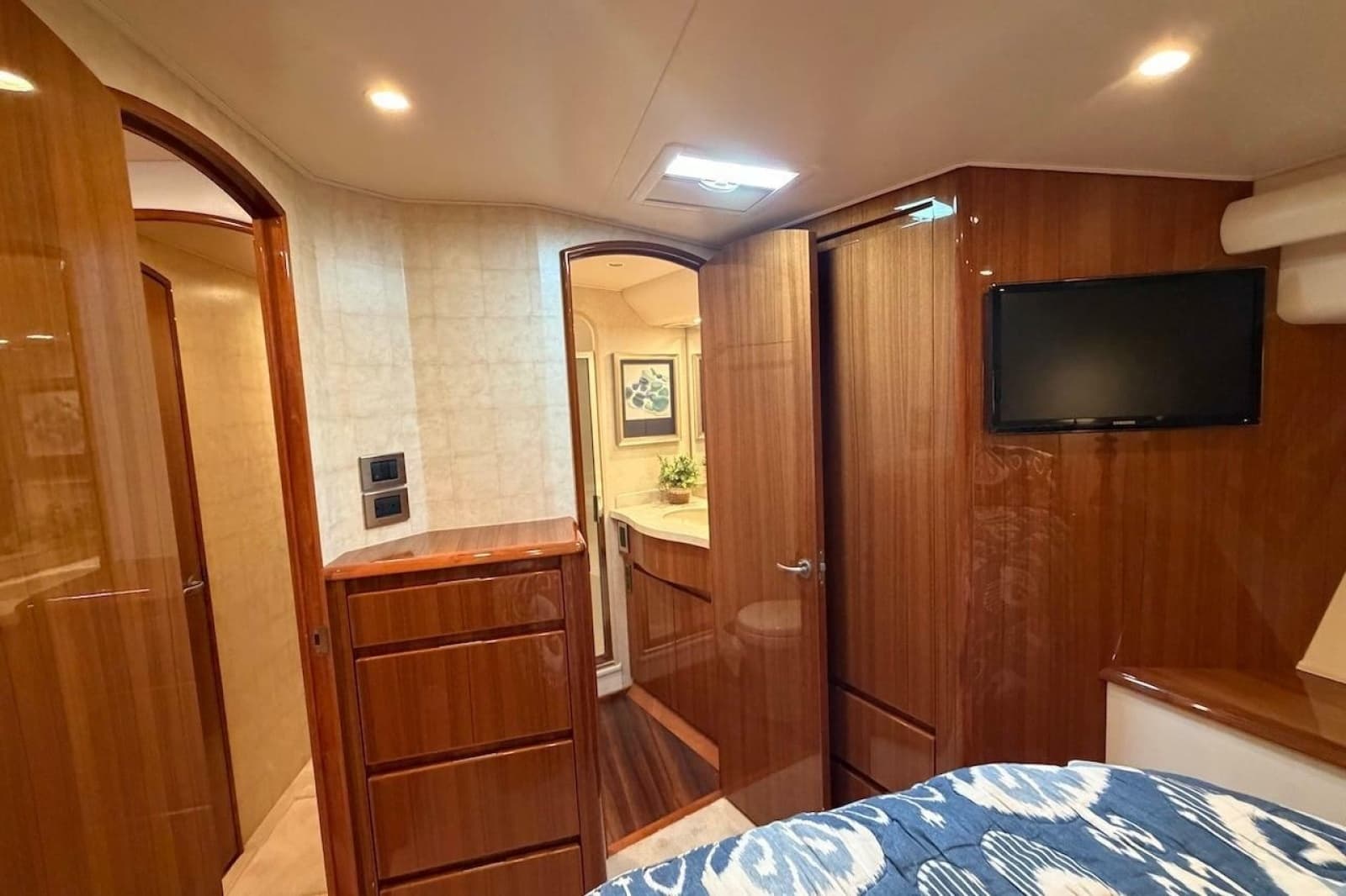 2012 Viking 50 Convertible - Photo 27