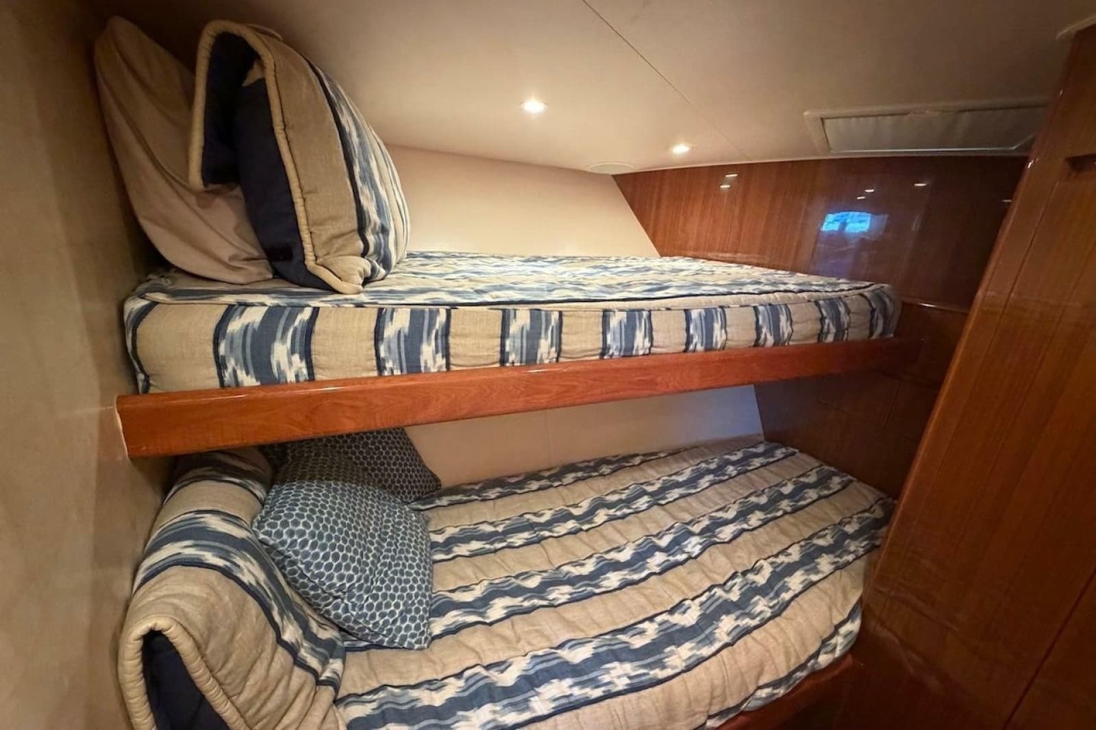 2012 Viking 50 Convertible - Photo 33