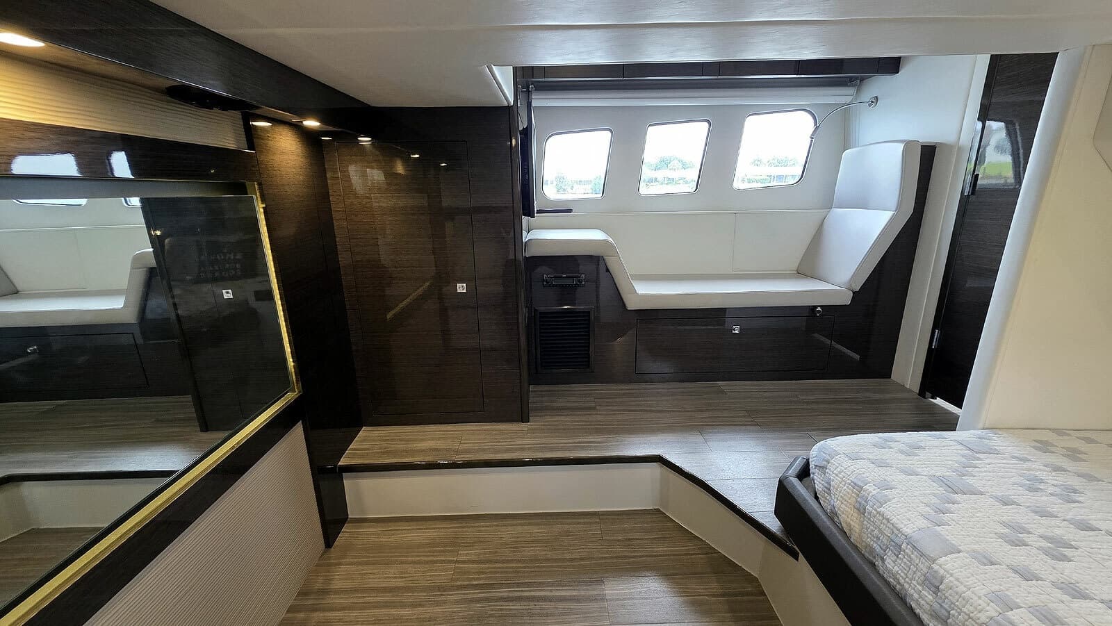 2018 Cruisers Yachts Cantius 45 - Photo 33