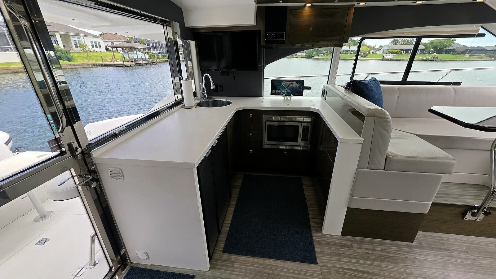 2018 Cruisers Yachts Cantius 45 - Photo 19