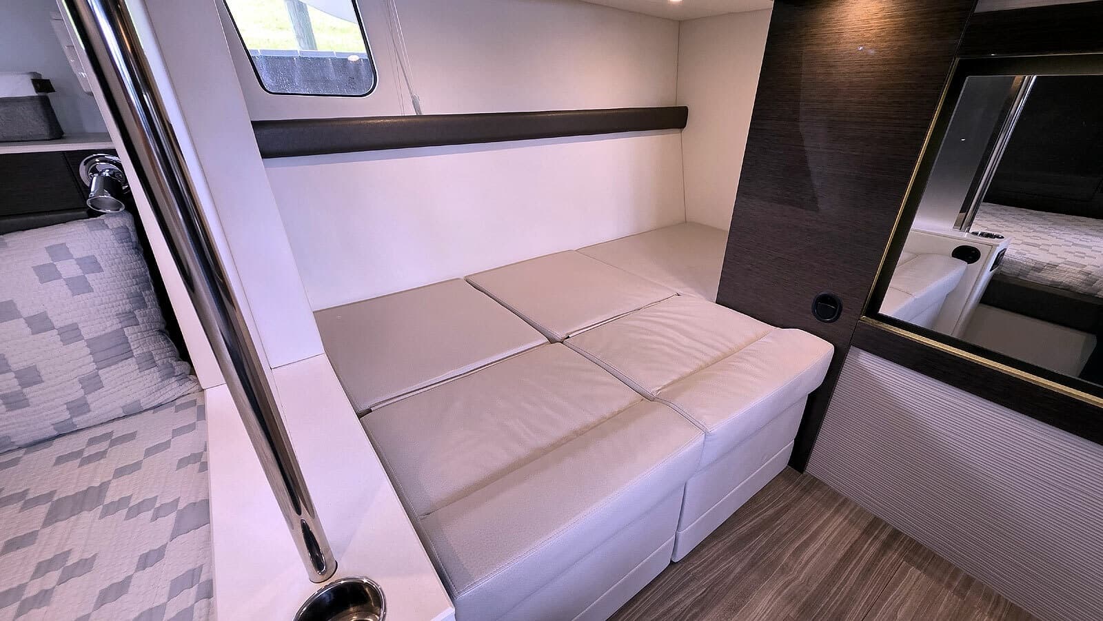 2018 Cruisers Yachts Cantius 45 - Photo 36