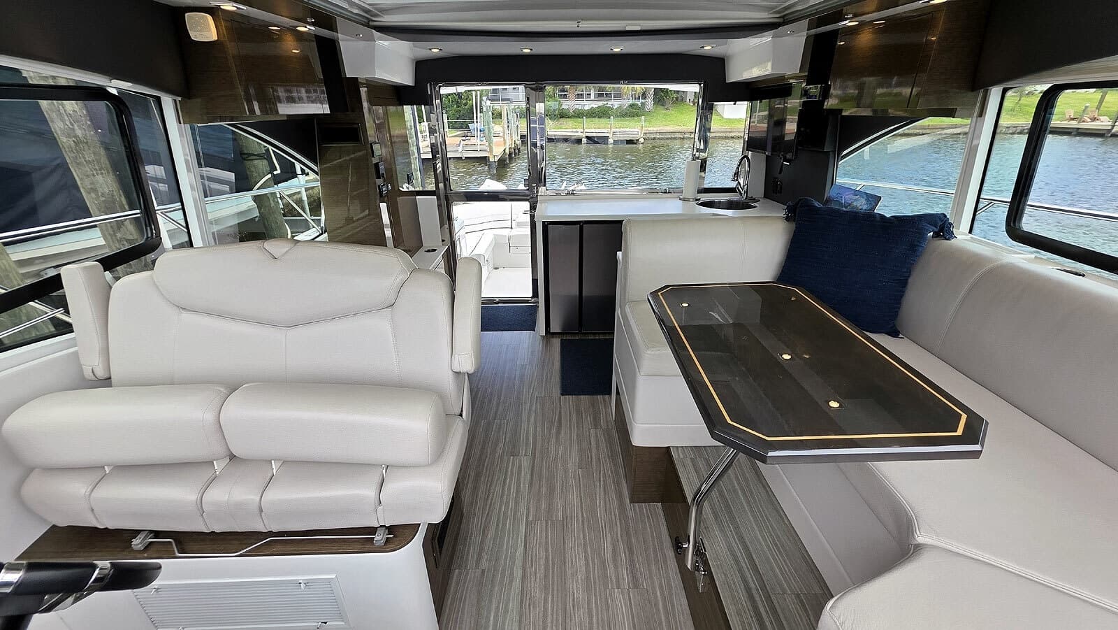 2018 Cruisers Yachts Cantius 45 - Photo 25