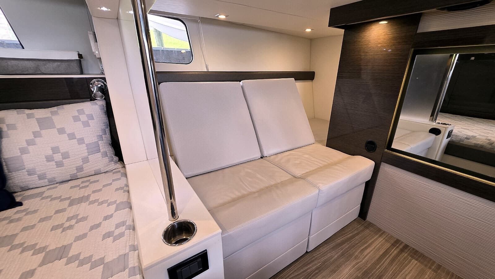 2018 Cruisers Yachts Cantius 45 - Photo 35