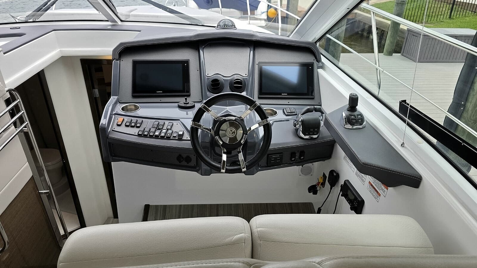 2018 Cruisers Yachts Cantius 45 - Photo 23