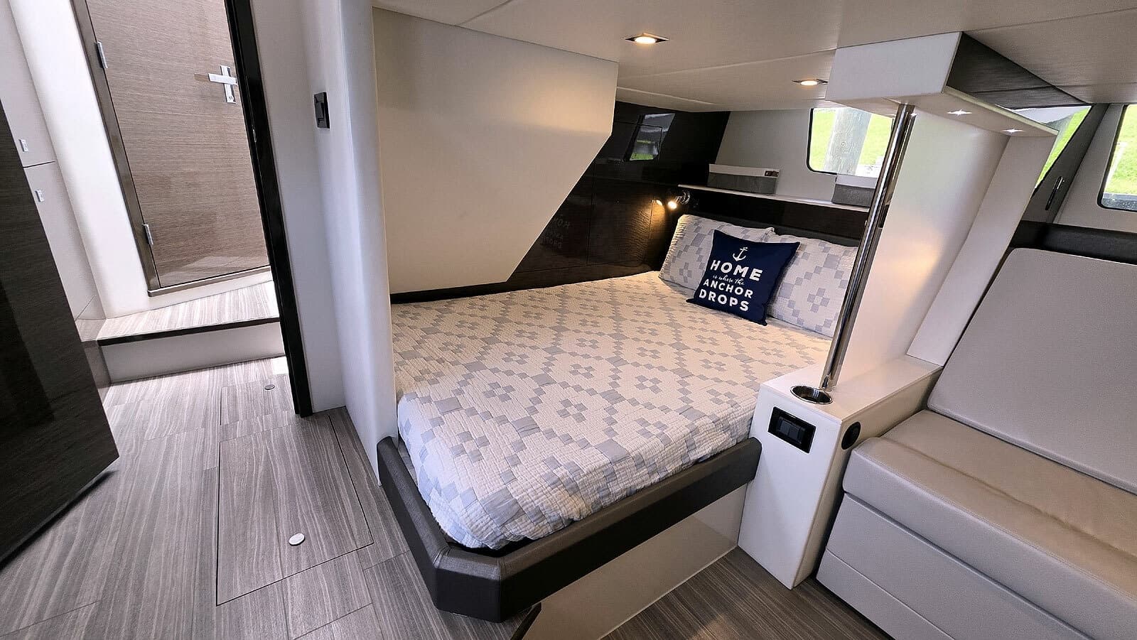 2018 Cruisers Yachts Cantius 45 - Photo 32