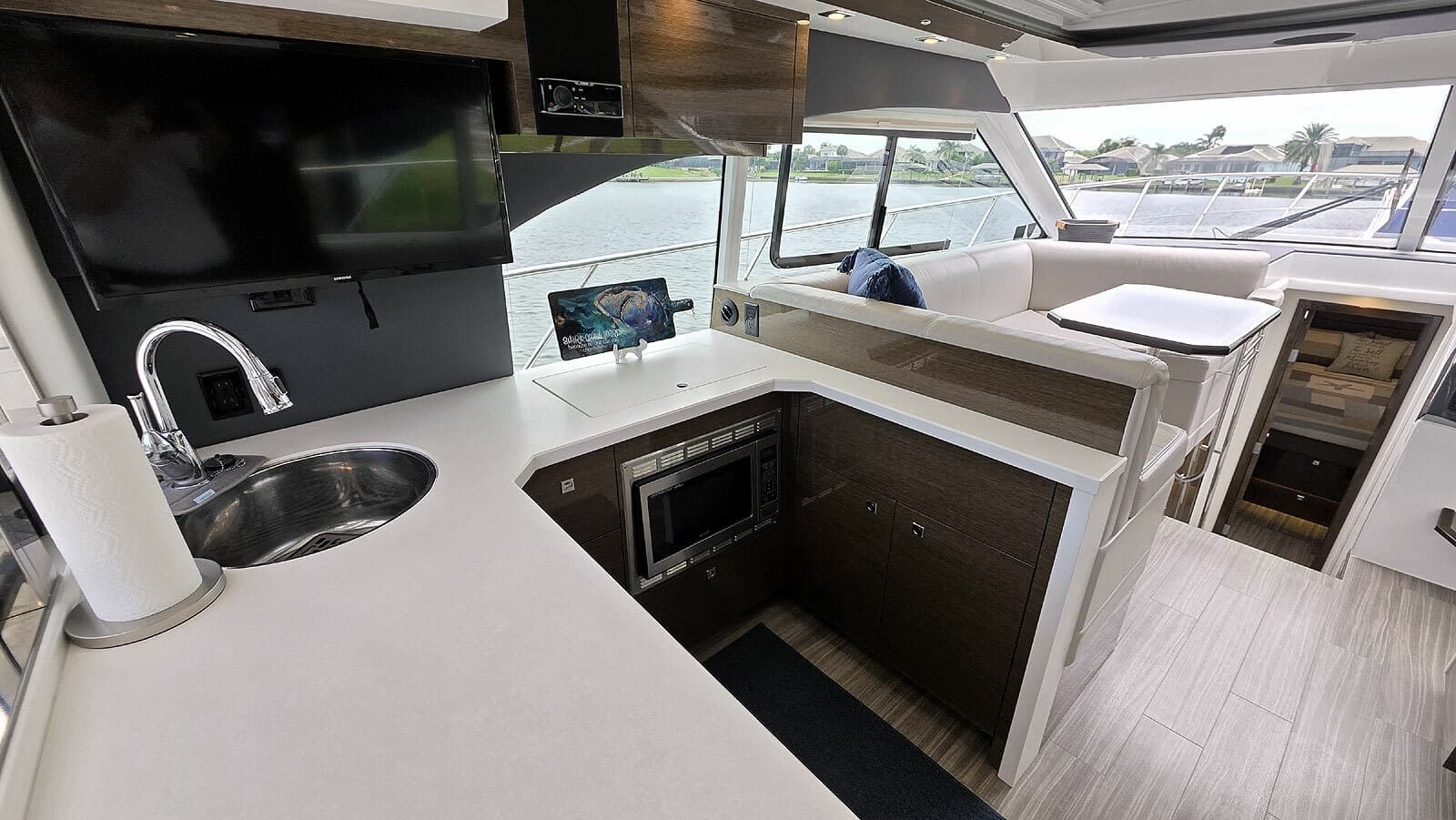 2018 Cruisers Yachts Cantius 45 - Photo 20