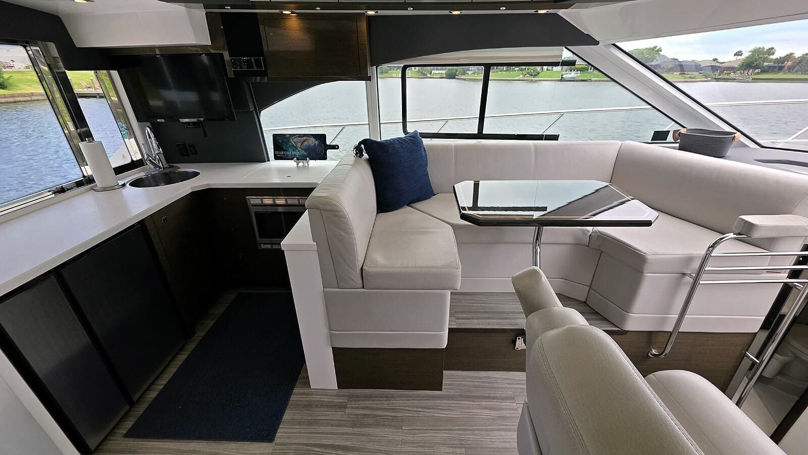 2018 Cruisers Yachts Cantius 45 - Photo 17
