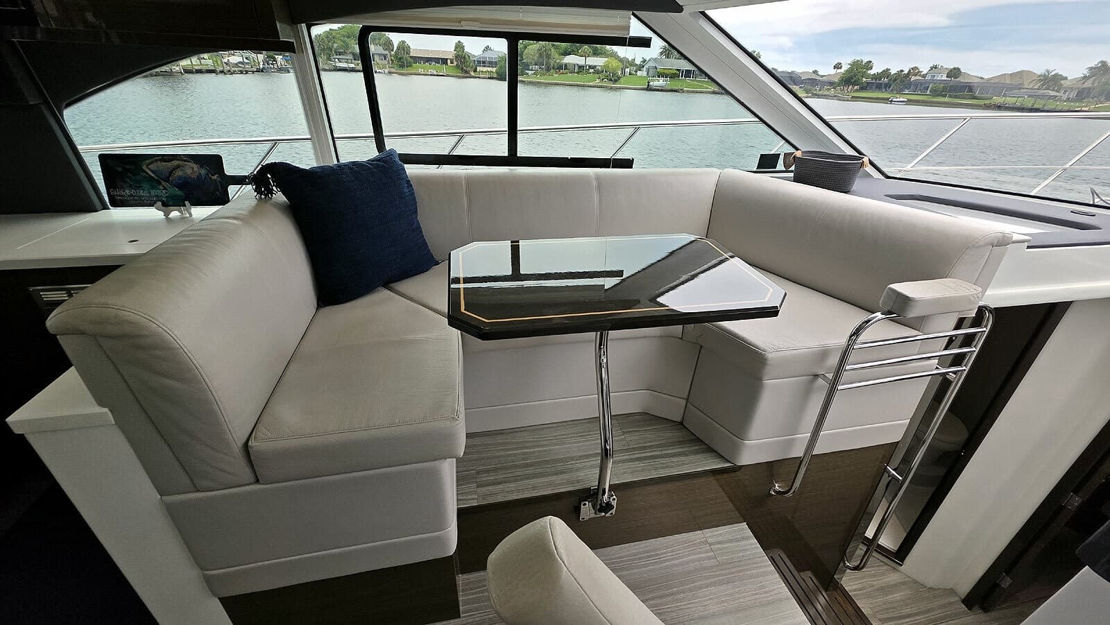 2018 Cruisers Yachts Cantius 45 - Photo 21