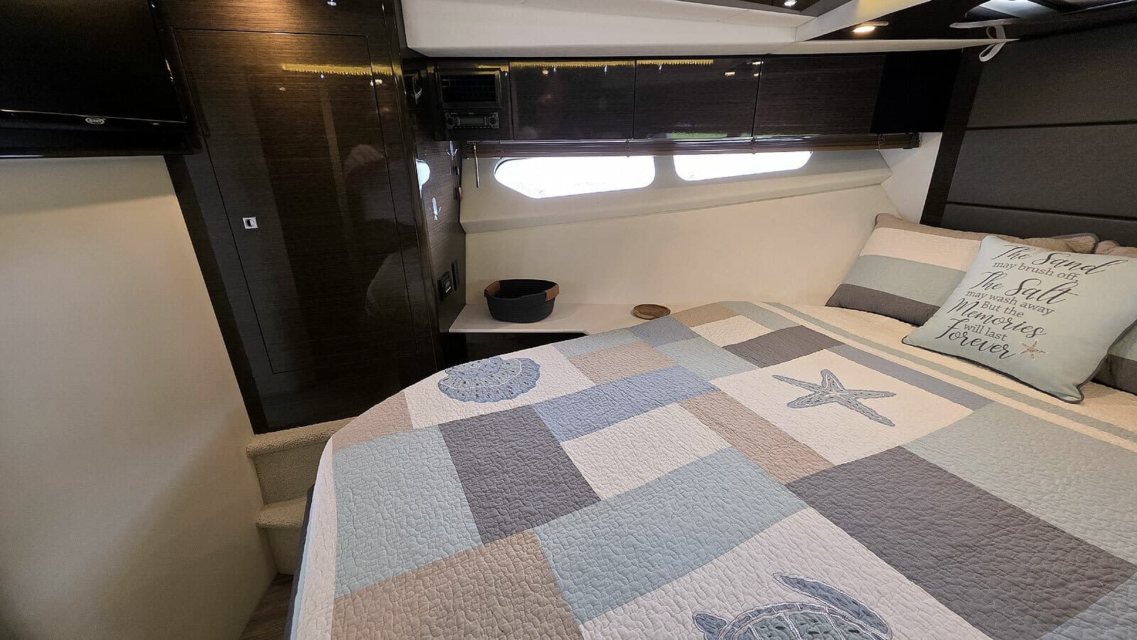 2018 Cruisers Yachts Cantius 45 - Photo 28