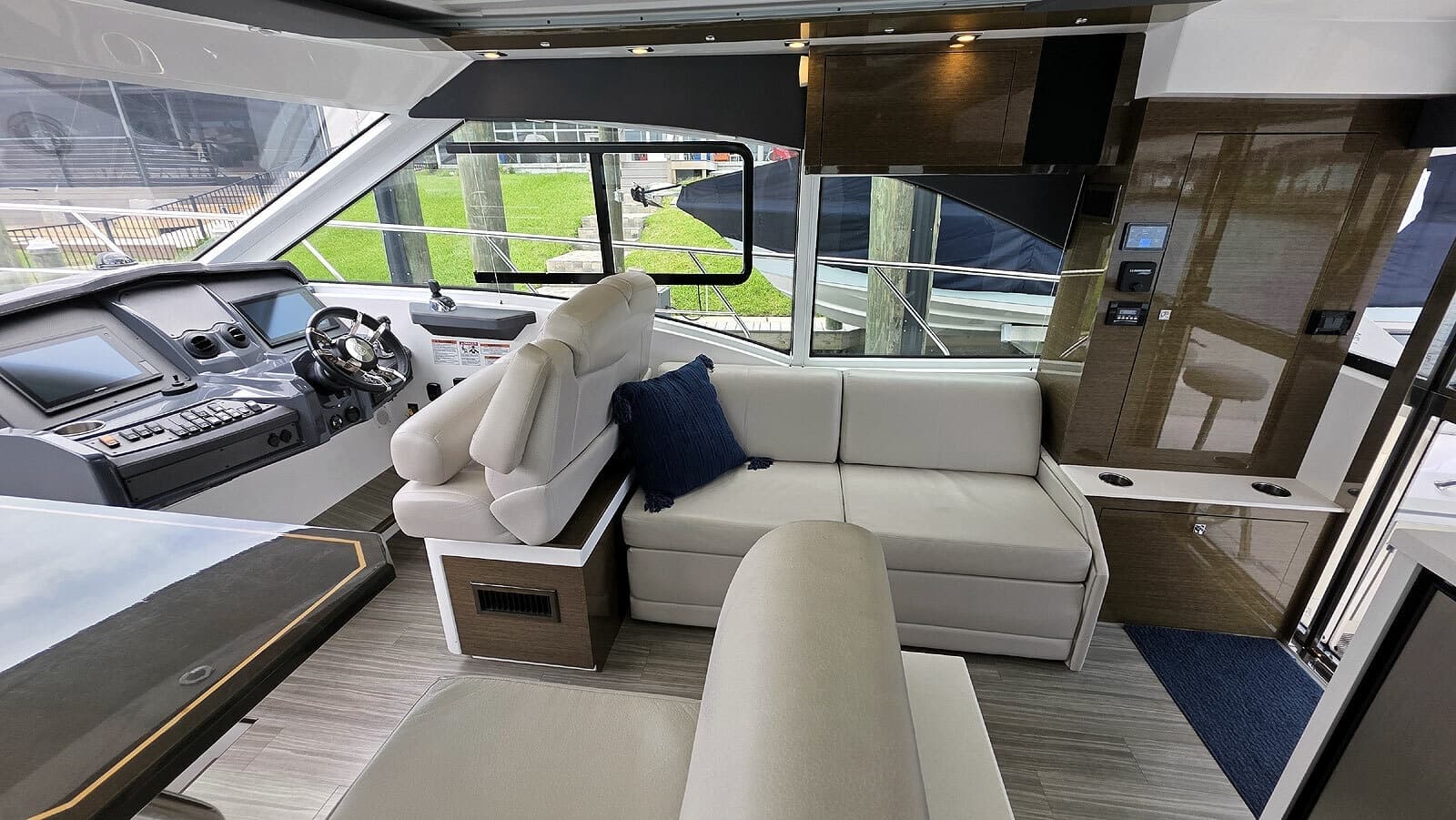 2018 Cruisers Yachts Cantius 45 - Photo 22