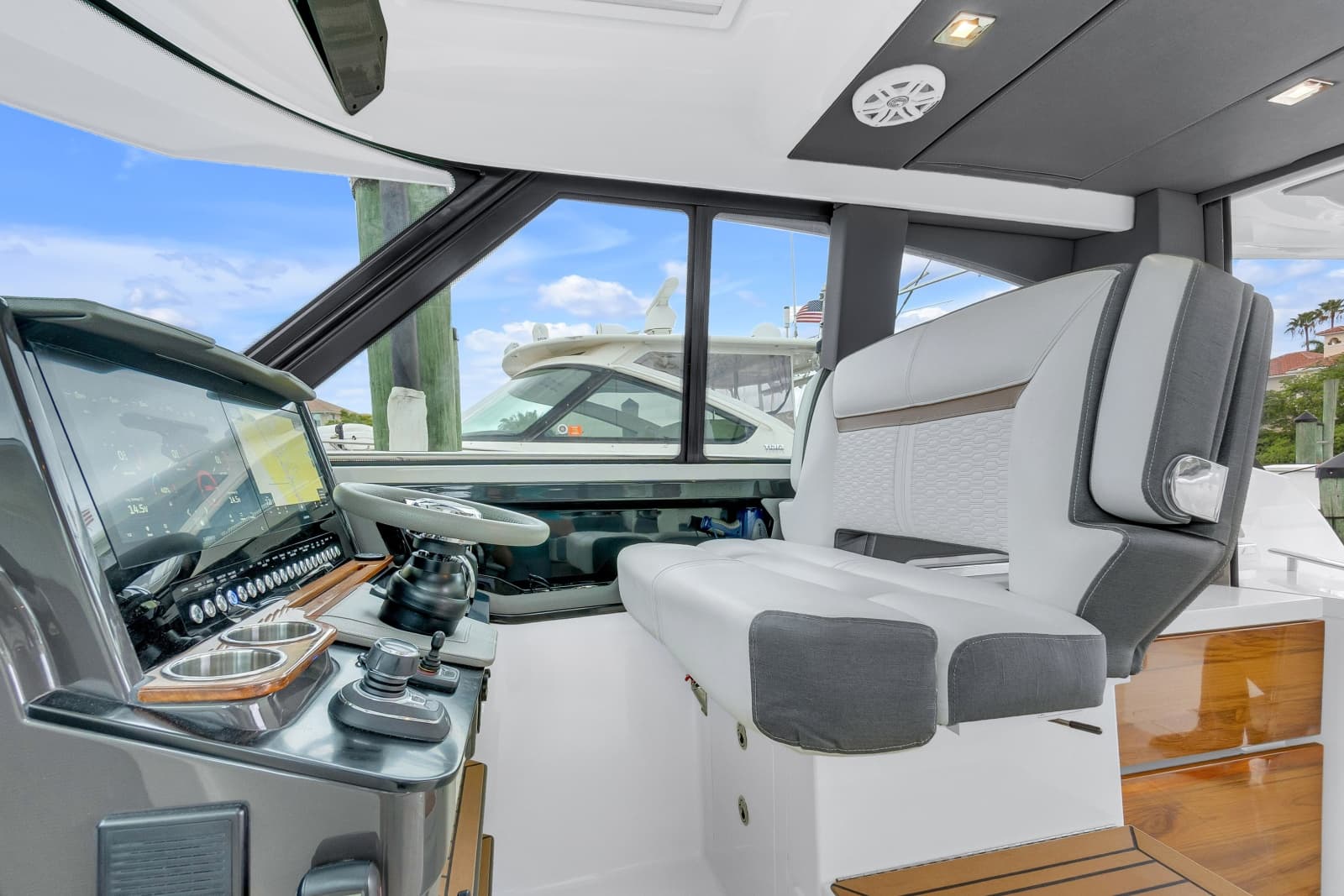 2021 Tiara Yachts 43 LE - Photo 12