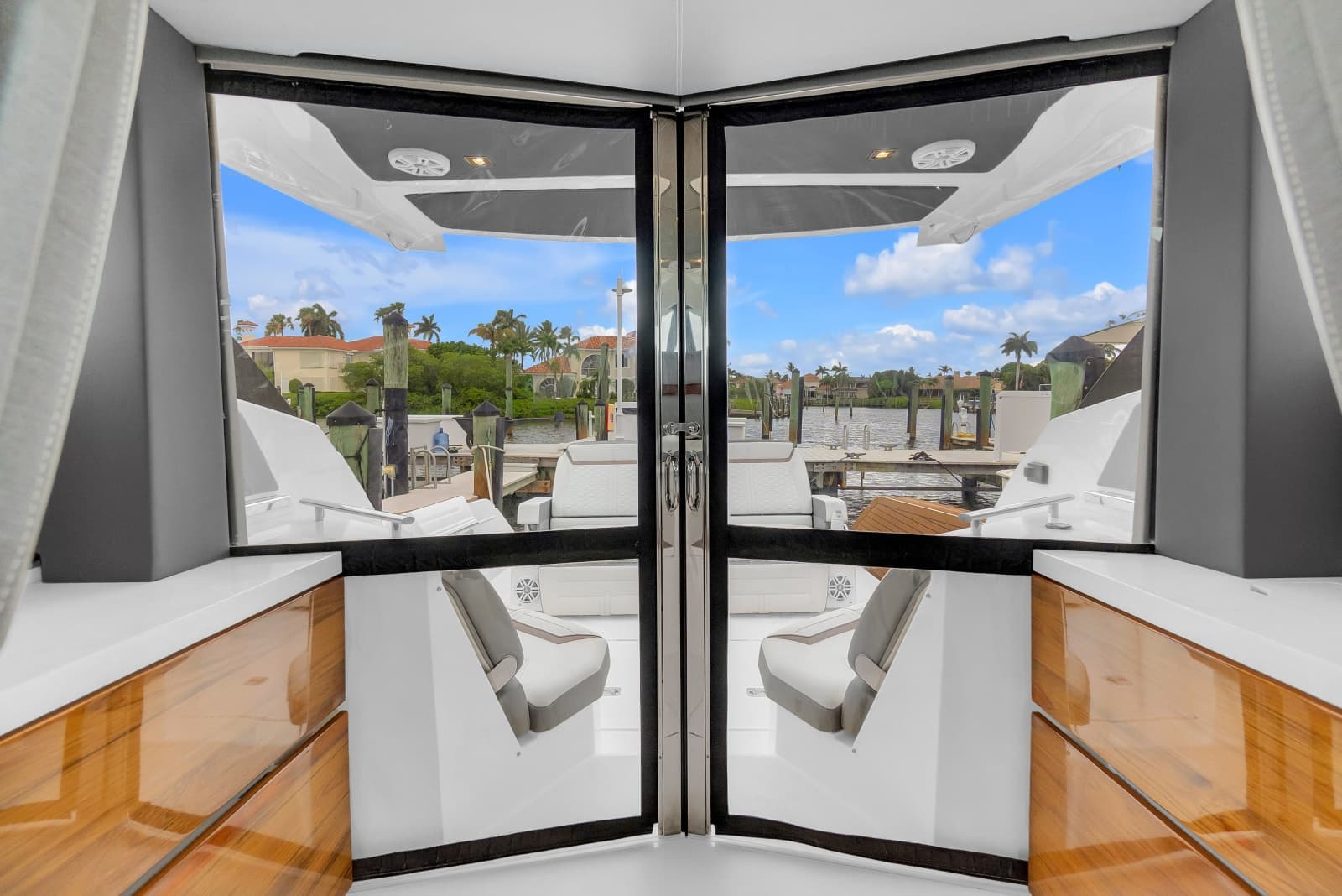 2021 Tiara Yachts 43 LE - Photo 27