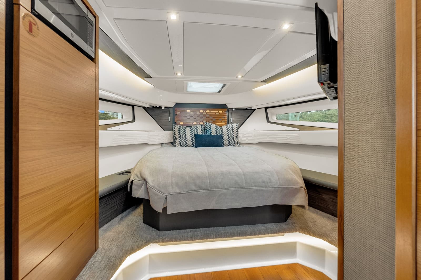 2021 Tiara Yachts 43 LE - Photo 16