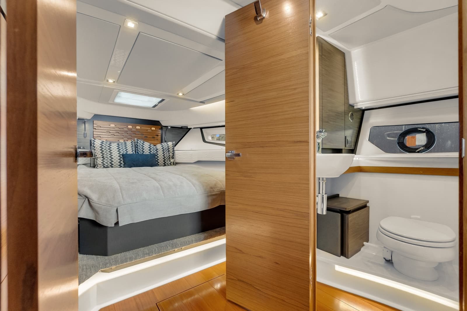 2021 Tiara Yachts 43 LE - Photo 18