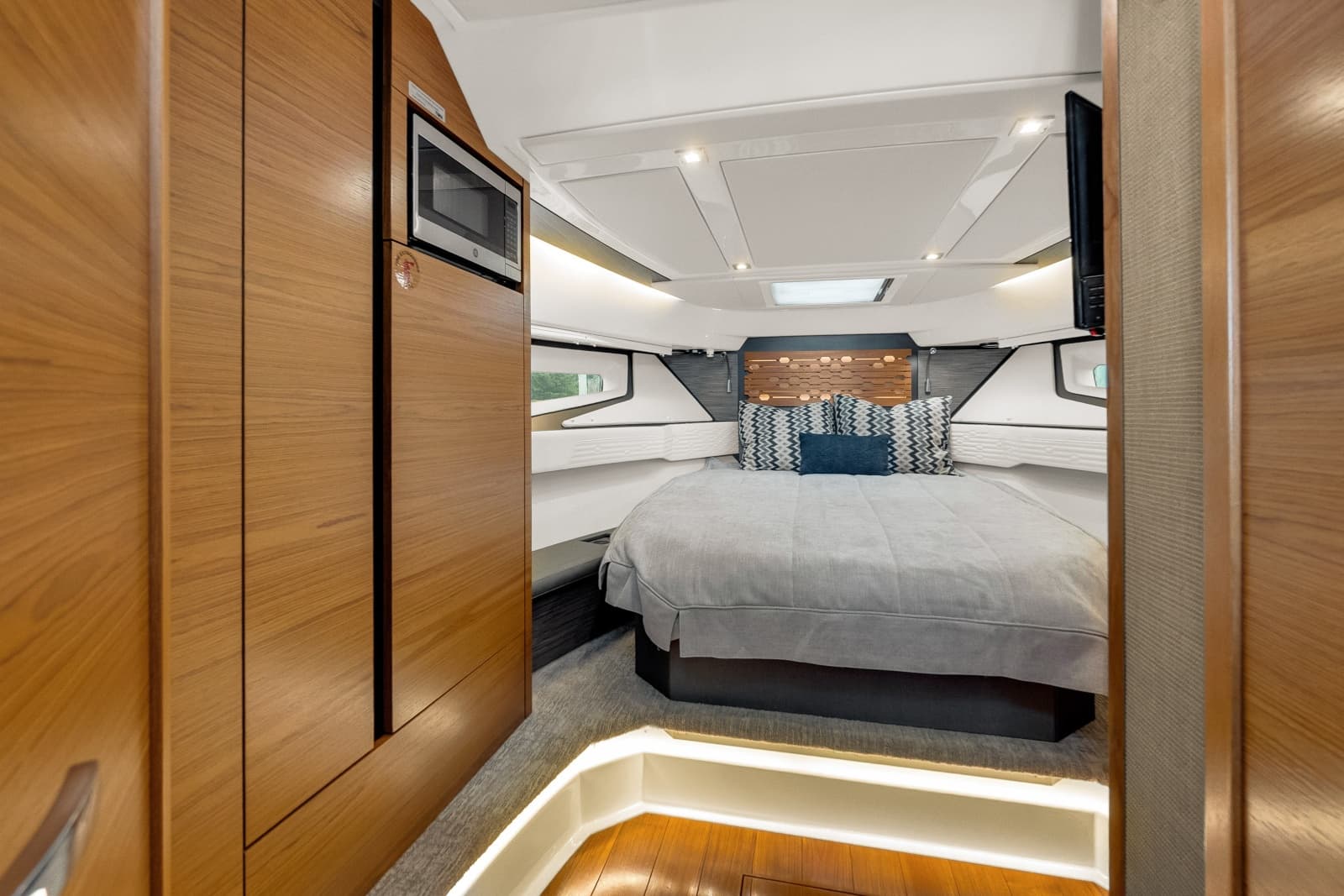 2021 Tiara Yachts 43 LE - Photo 17