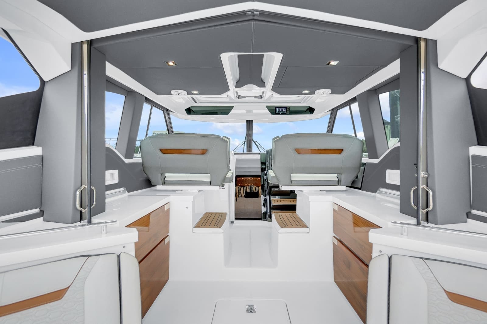 2021 Tiara Yachts 43 LE - Photo 4