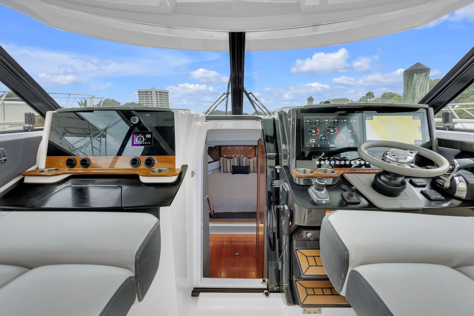2021 Tiara Yachts 43 LE - Photo 8
