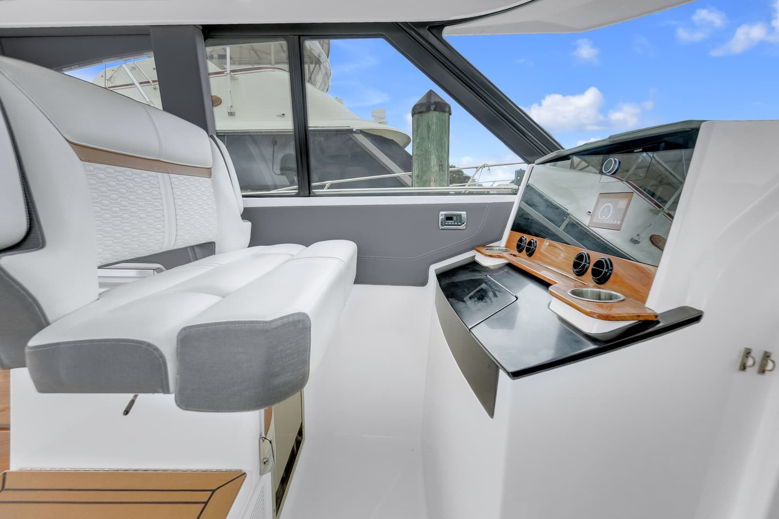 2021 Tiara Yachts 43 LE - Photo 13