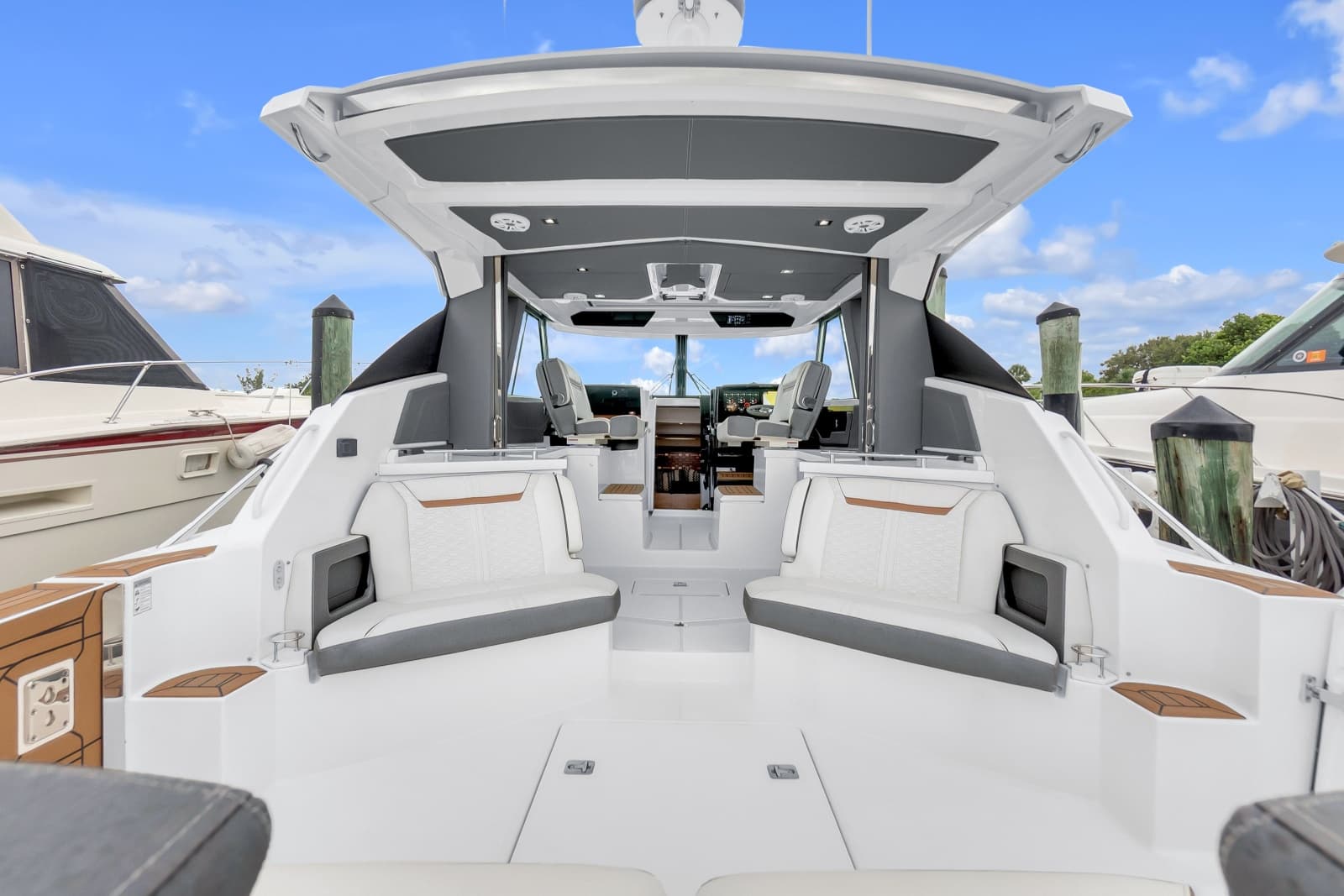 2021 Tiara Yachts 43 LE - Photo 3