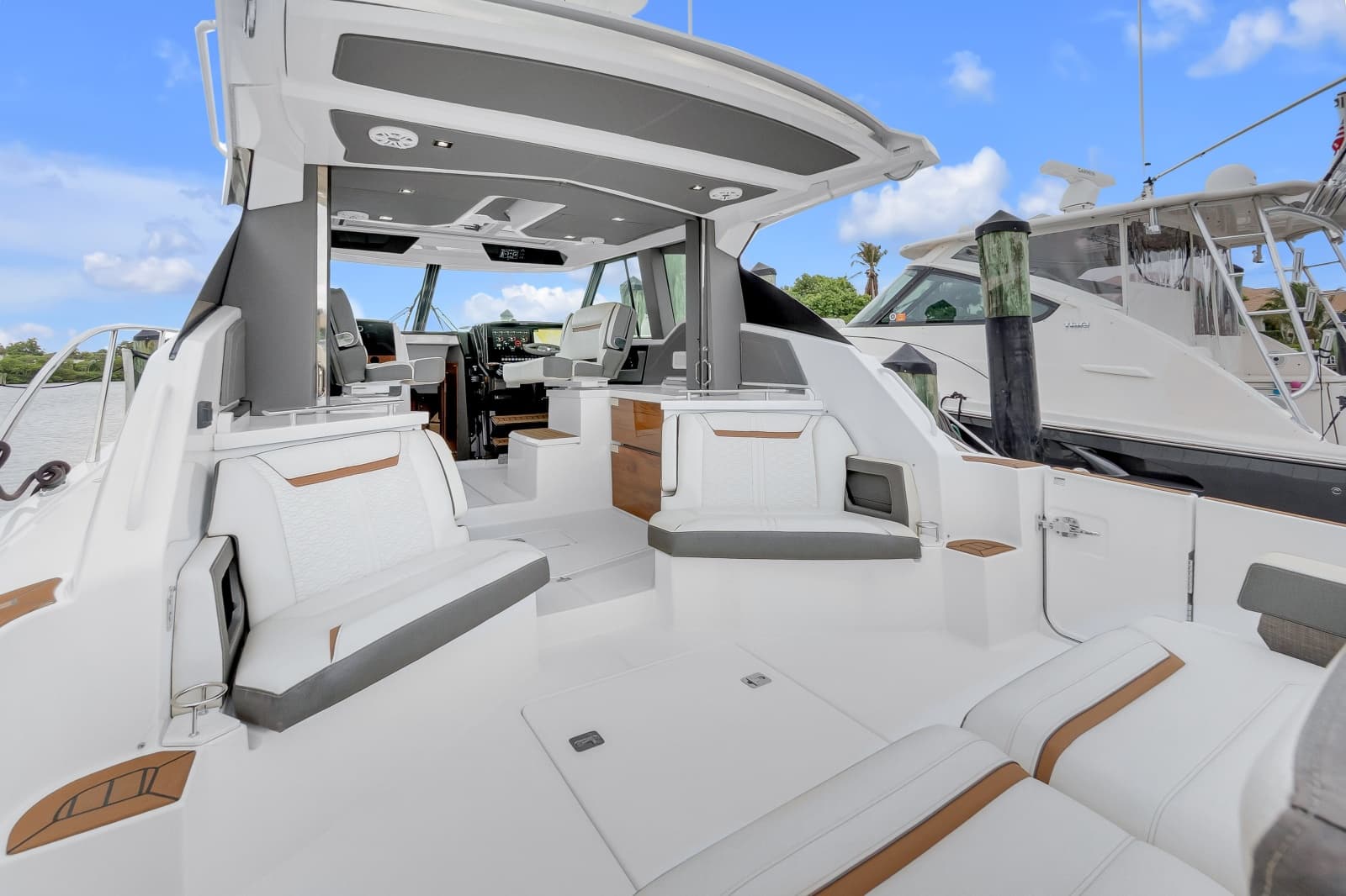 2021 Tiara Yachts 43 LE - Photo 2