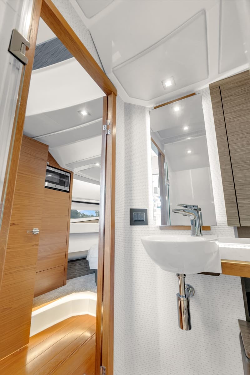 2021 Tiara Yachts 43 LE - Photo 22